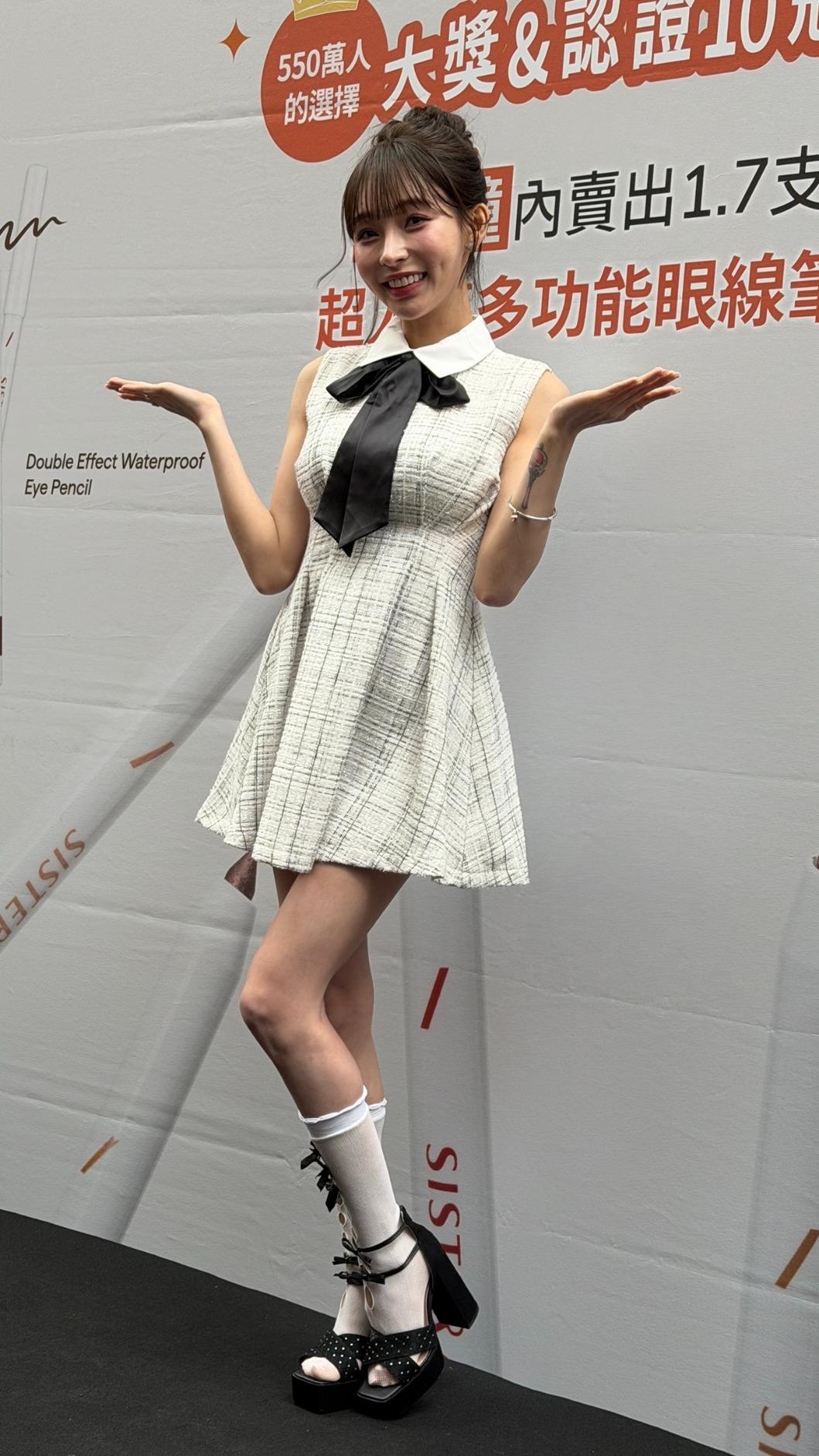林襄開心沈玉琳抗癌成功出院。(圖/讀者提供)