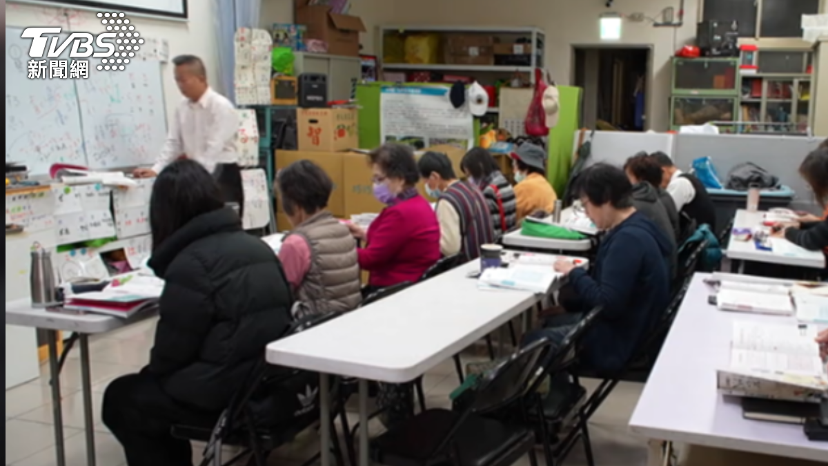 里長舉辦日文課盼長者出門互動。(圖/TVBS)