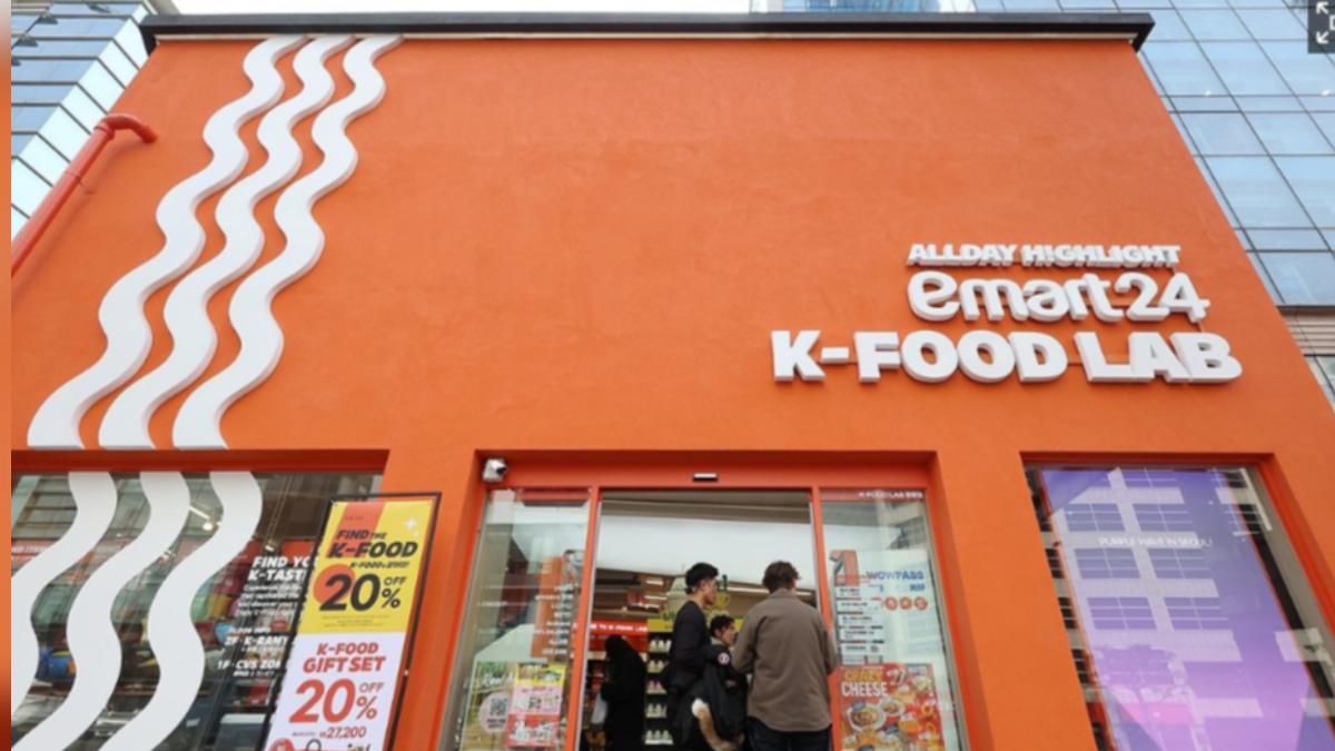 K-FOOD LAB明洞店的橘色外觀十分搶眼。(圖/翻攝自韓聯社)