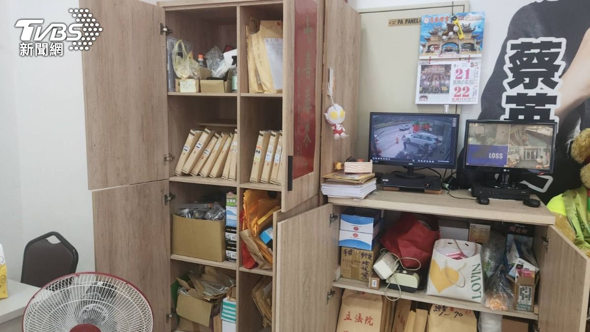陳男強闖服務處翻箱倒櫃。(圖/TVBS)