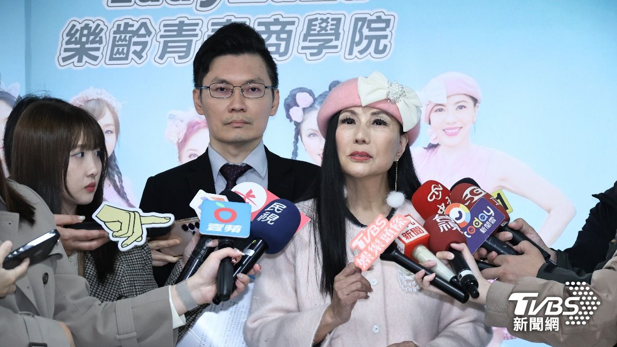 張淳淳帶著律師出席記者會。(圖/張哲鳴攝)