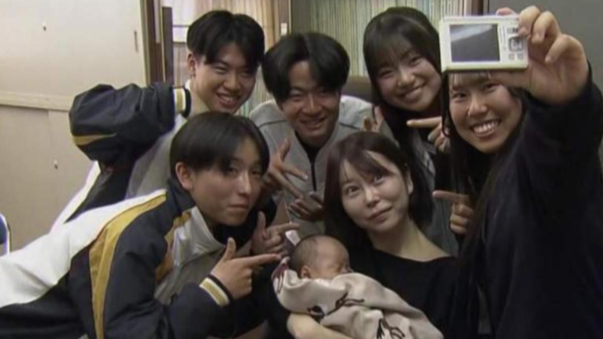 5名高中生發現一名孕婦倒在鐵軌上，合力將她救出。（圖／翻攝自名古屋電視台）