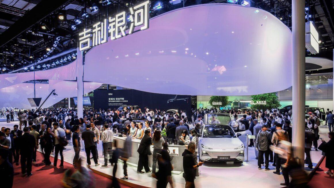 市場分析認為，2026年中國國內新車需求恐再下滑最多3%，消費信心與價格混亂已對市場造成結構性影響。（圖／吉利汽車提供）