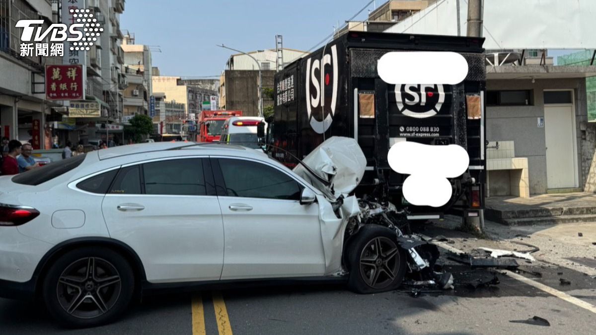 台南毒駕男撞爛休旅車逃逸，警方到現場搜索，在巷弄內逮捕到人。（圖／翻攝張家班社群）