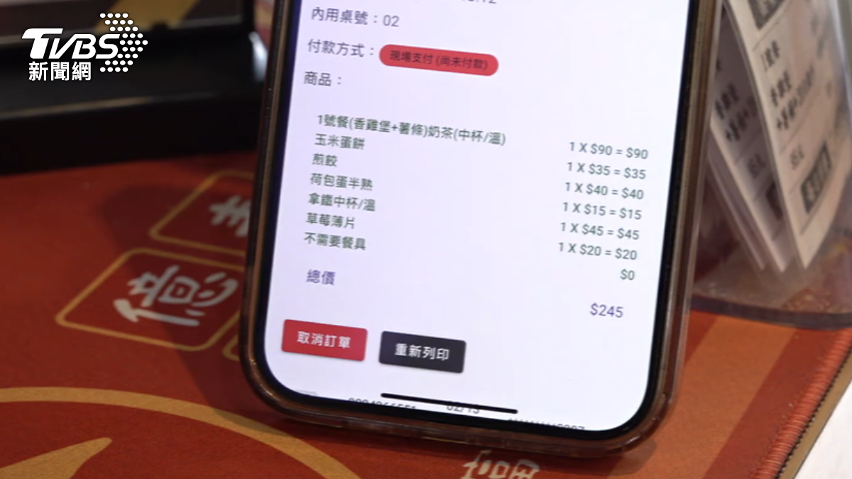 女遭誤會沒付錢留負評檢舉。(圖/早餐店業者提供)