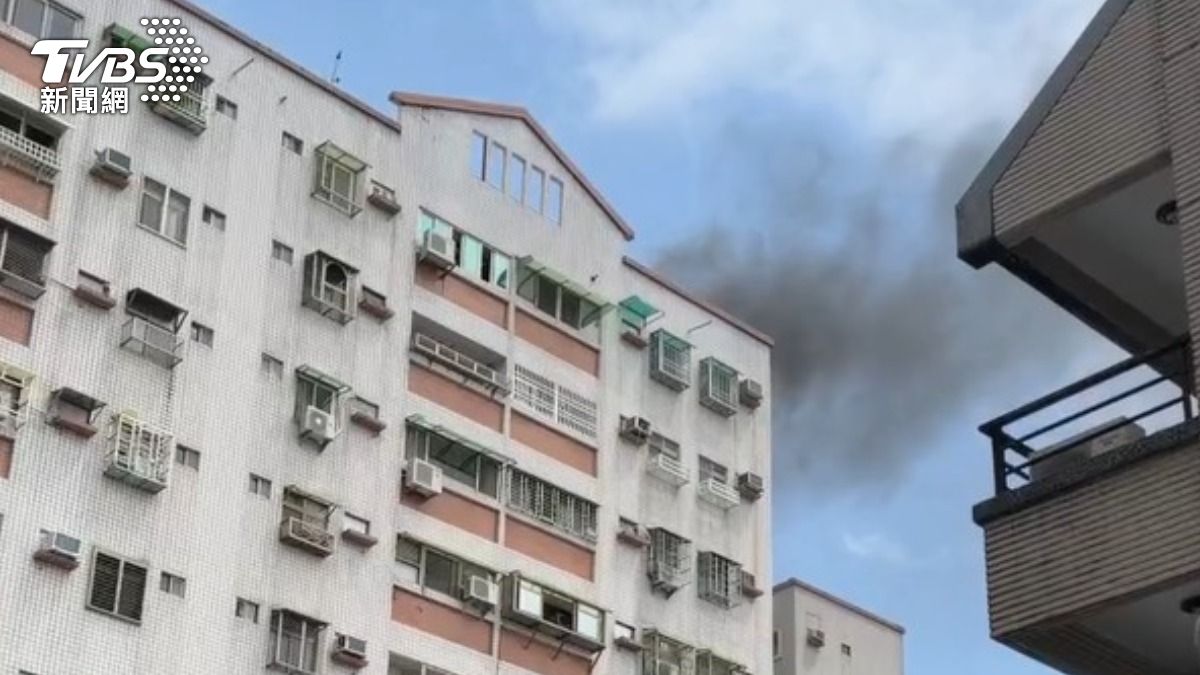 公寓大樓竄出濃煙。(圖/TVBS)