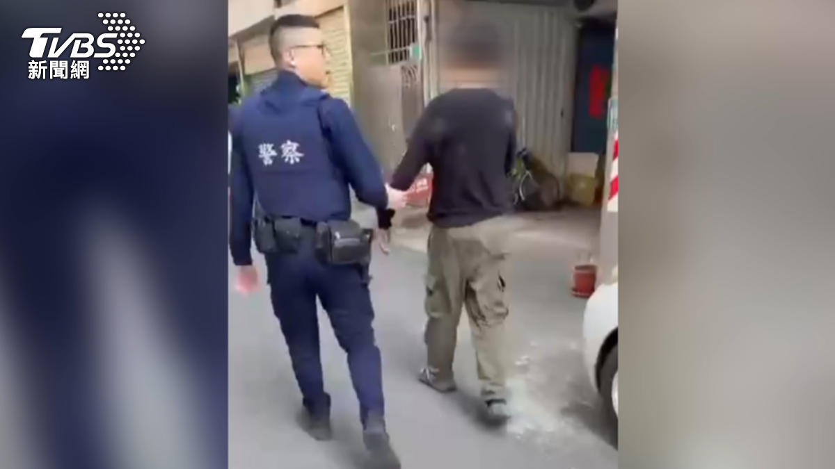 肇事後，身穿黑衣長褲的林姓男子連忙棄車，往巷子裡逃跑，員警四處搜索後順利將人帶回。（圖／TVBS）