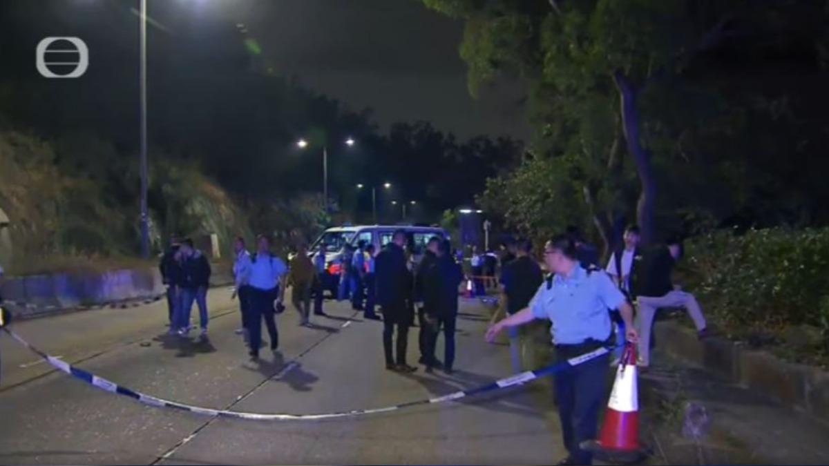荃灣持刀男街頭揮舞，三名港警開五槍將其制伏送醫。（圖／TVB）