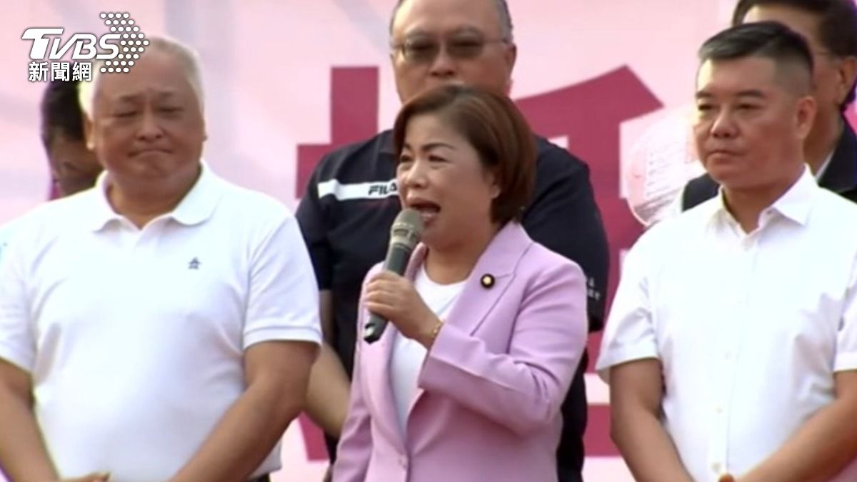 楊瓊瓔在台中太平舉辦造勢活動,邀請多位台語歌手接力開唱。(圖/TVBS)