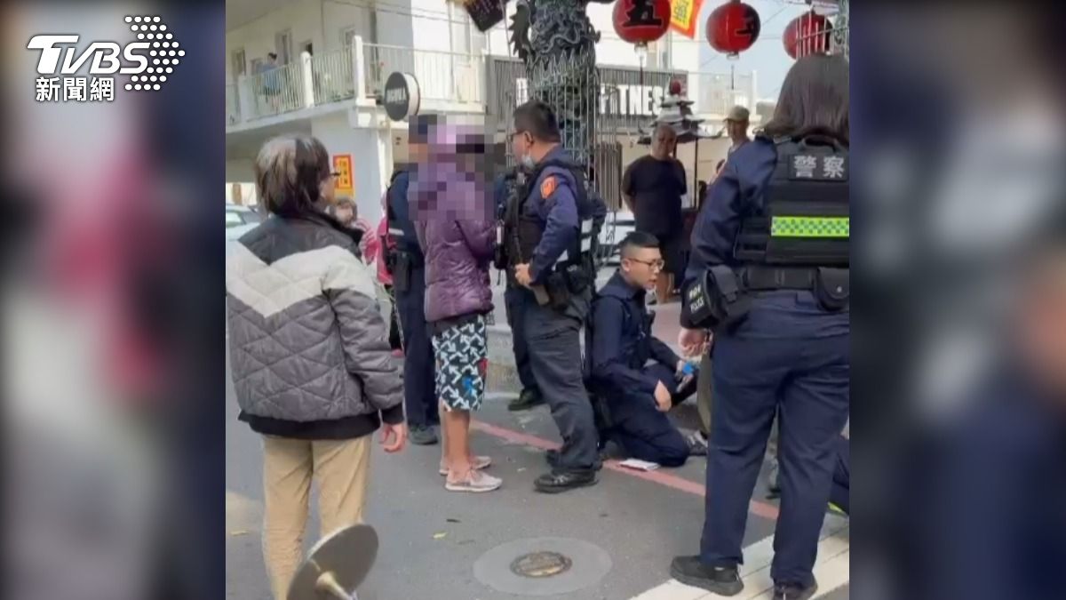 以「關心弟弟身體」為由,肇事者姐姐突然和警方大聲爭執。(圖/TVBS)