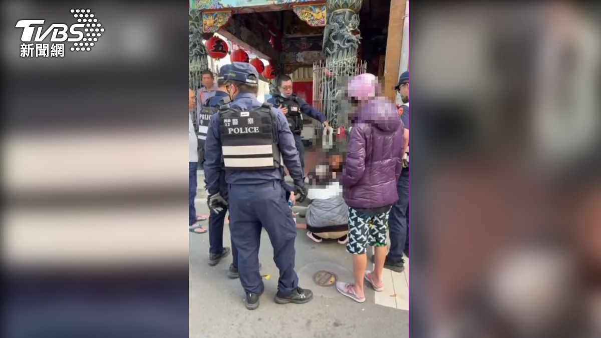 肇事駕駛一度肇逃,被警方逮到後準備吹氣酒測,一旁紫色上衣就是肇事者姐姐。(圖/TVBS)