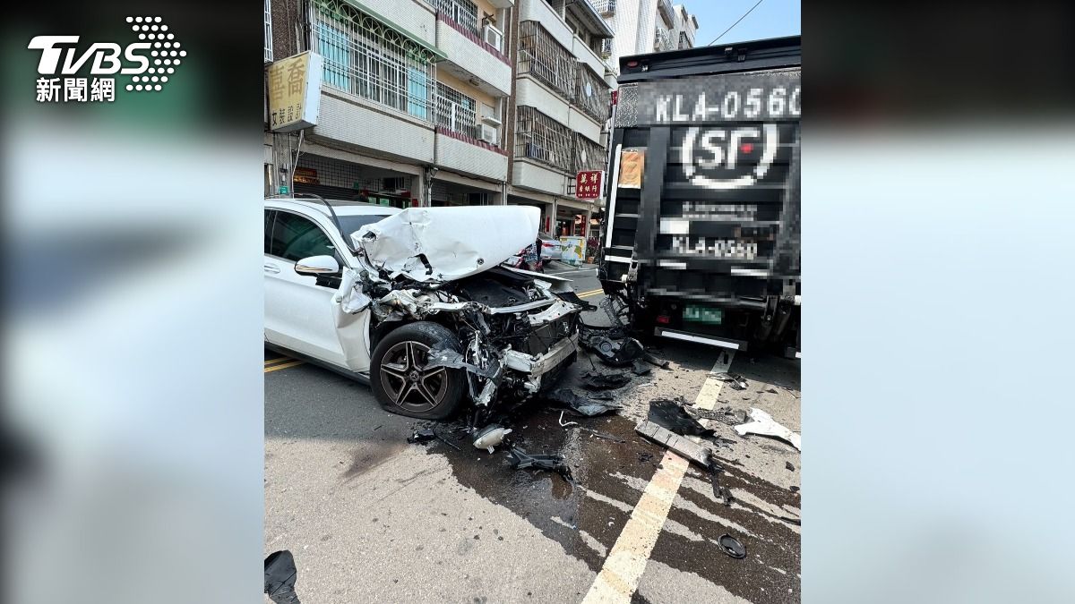 目擊民眾向警方通報,肇事者姐姐疑似開車門拿走東西,果然發現她偷偷拿走喪屍菸彈煙油。(圖/TVBS)