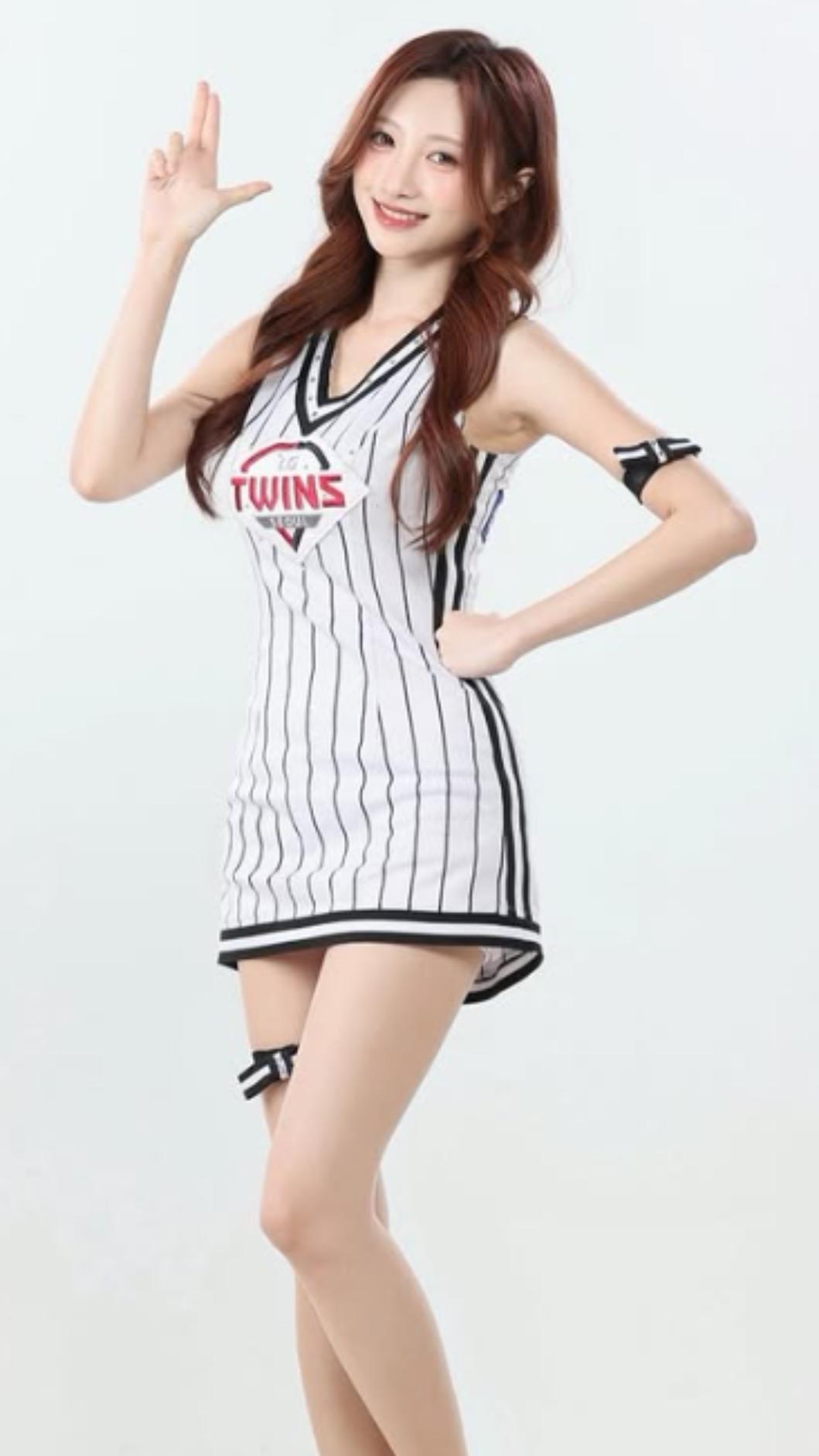 「Rona」張競成為首位跳KBO的台灣女孩。(圖/翻攝自ronachang__ IG)
