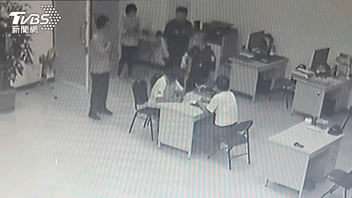 由於陳姓男子仍在附近遊蕩，工作人員一邊報警，一邊請他進入服務處內等候，直到警方到場處理。（圖／TVBS）