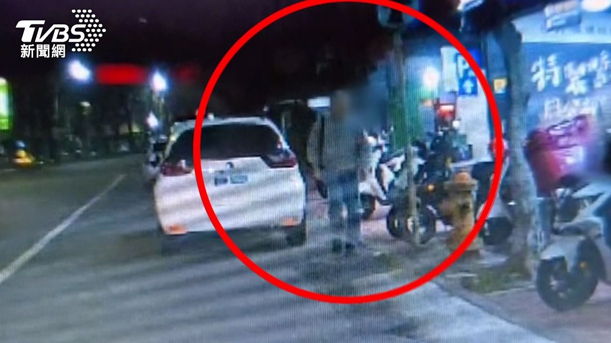 陌生男強開車門!車內母女嚇壞急駛離。(圖/民眾提供)
