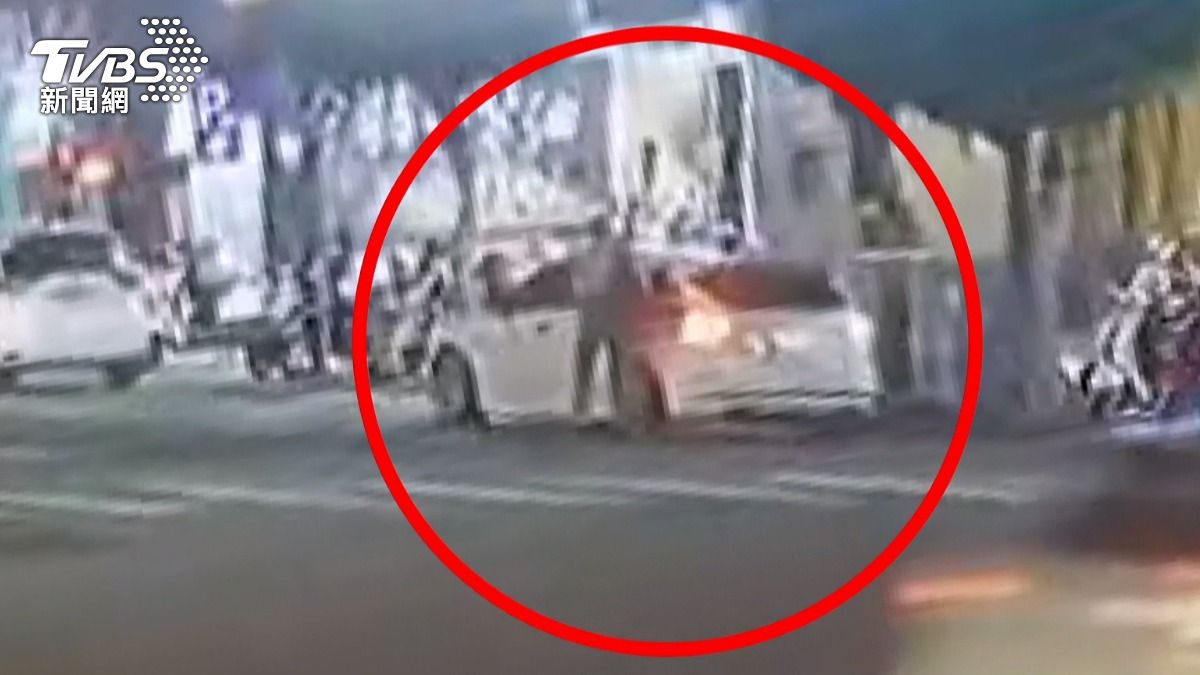 陌生男強開車門!車內母女嚇壞急駛離。(圖/TVBS)