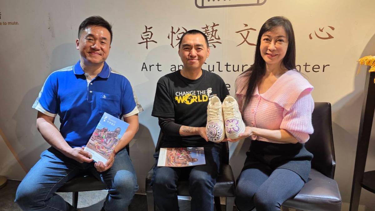 顧婕(左起)和「舊鞋救命」創辦人楊右任、台灣共好成就公益服務協會理事長林敬茂一起響應公益。(圖/讀者提供)