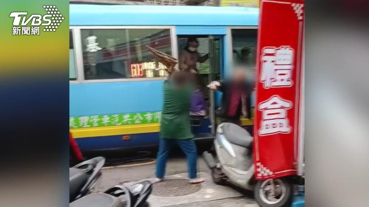 民眾直擊婦人在拿雨傘猛打白髮老翁,一路從超商外打到超商內(TVBS/圖)