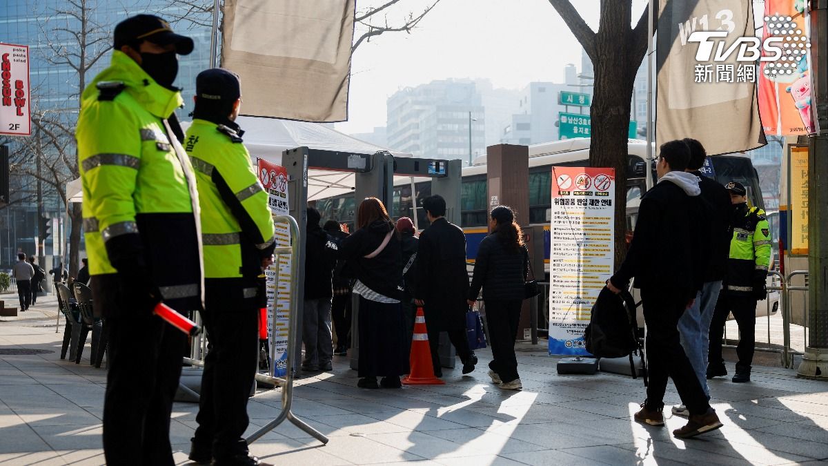 BTS光化門開唱…5旬婦攜瓦斯槍移送警局 路人排安檢怒吼:我又不是粉絲