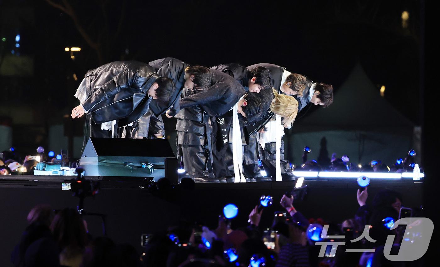 BTS特別感謝能在光化門廣場如此特別的場地演出,也深感榮幸。(圖/news1提供)