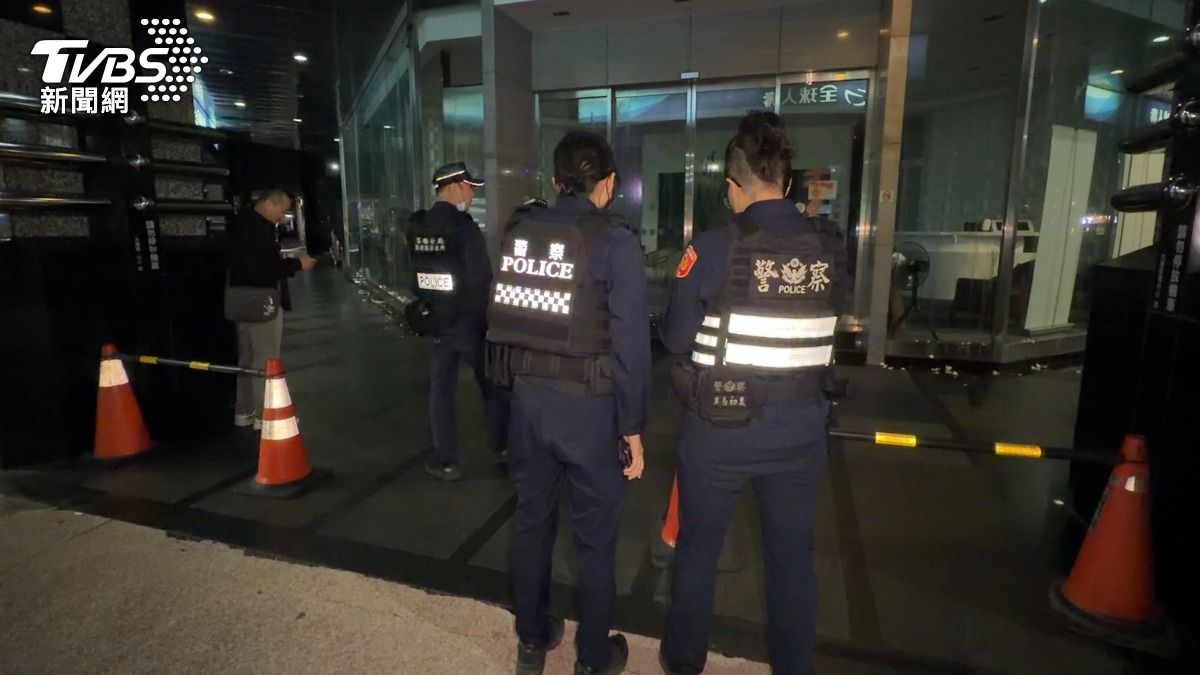 經警方初步了解,該大樓內一家保險公司疑似因保險理賠問題產生糾紛,遭不明人士丟擲雞蛋並噴灑紅漆。(圖/TVBS)