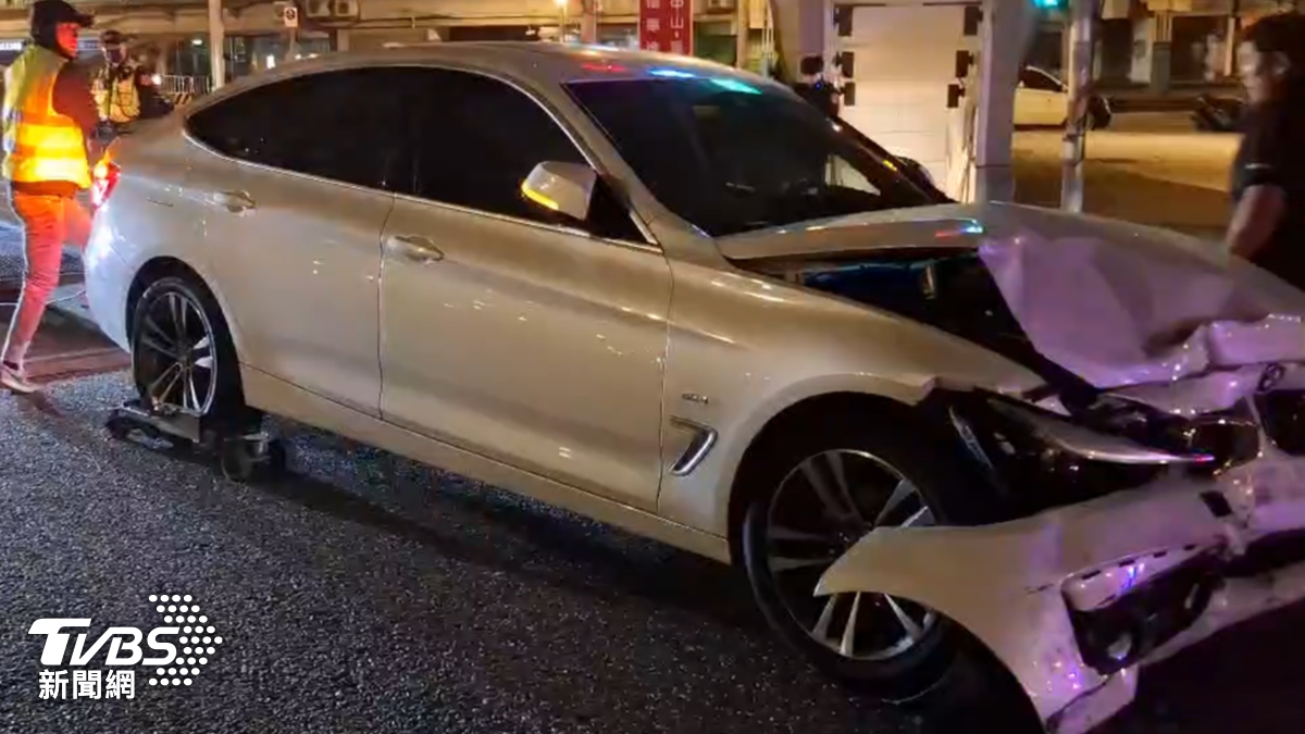 闖紅燈轎車車頭嚴重毀損。(圖/翻攝畫面)