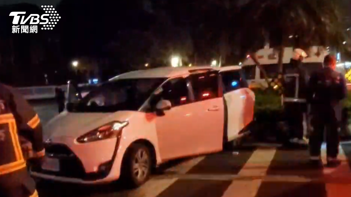 計程車上5名乘客受傷送醫。(圖/翻攝畫面)