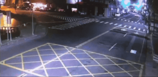 左轉彎車撞上直行車。(圖/TVBS)
