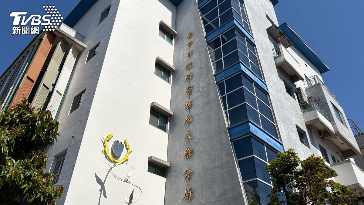 徐女在友人陪同下,前往大雅分局大雅派出所報案。(圖/林冠丞攝)