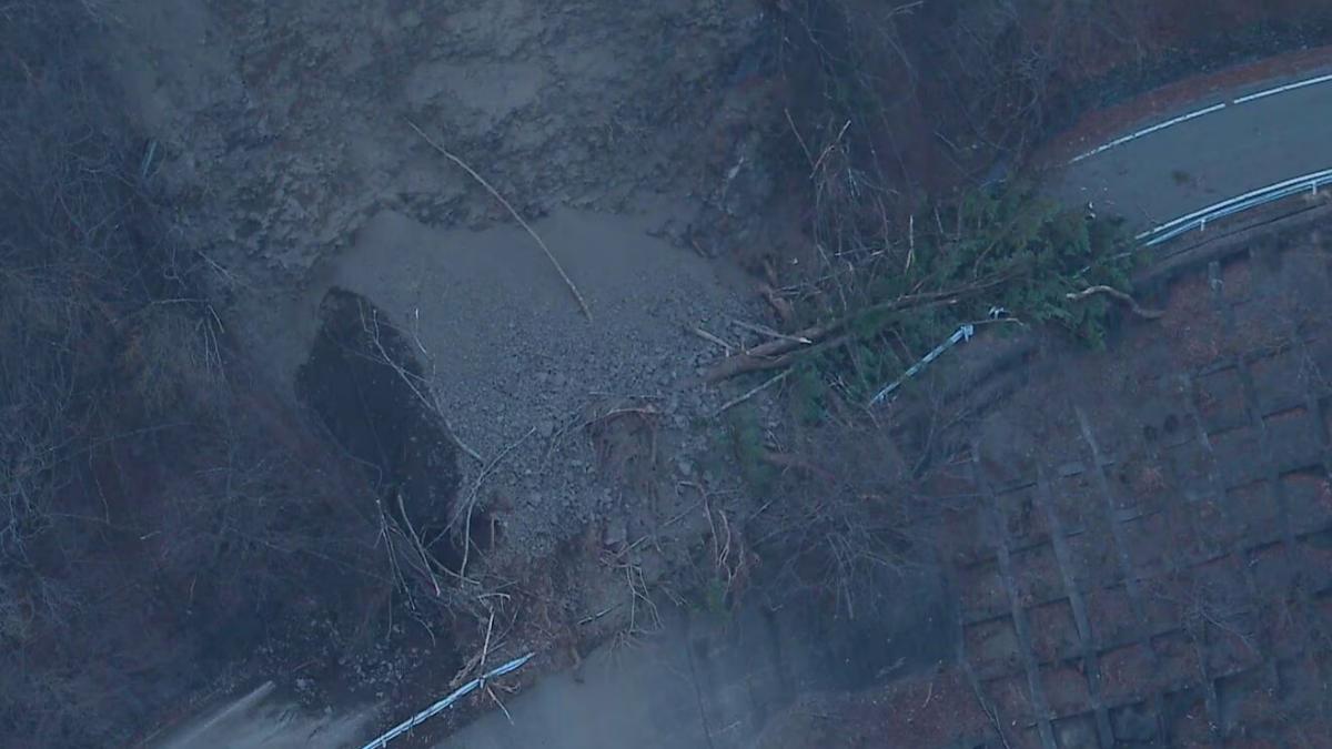 日本靜岡市縣道驚傳大規模土石流意外，導致唯一聯外道路完全封閉。（圖／翻攝自ＴＢＳ）