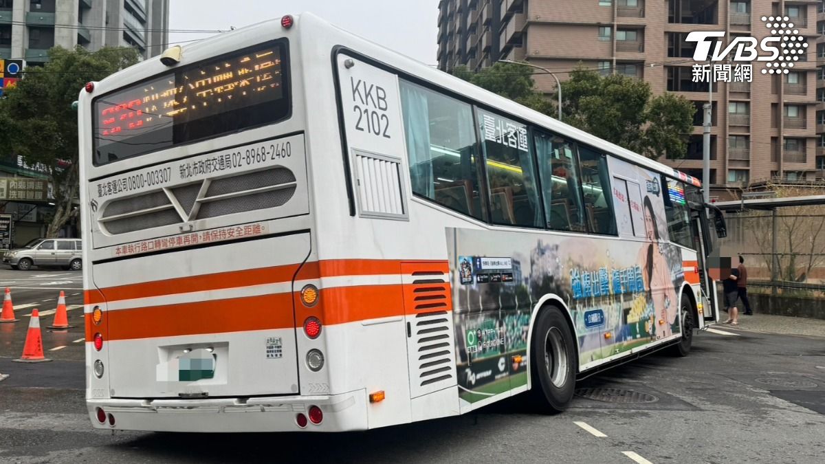 公車因車輪下陷而傾斜。（圖／TVBS）