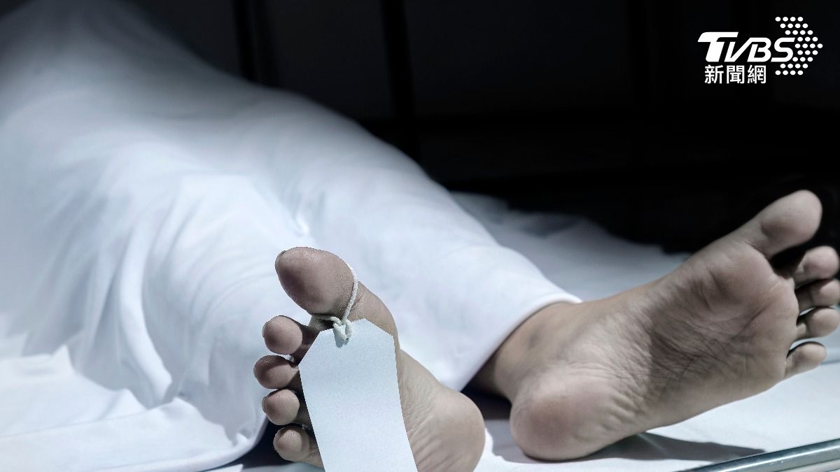 男子在母親死亡後未即時通報，伴屍超過一週。(示意圖／shutterstock 達志影像)