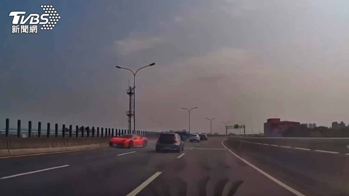 法拉利撞進內側護欄。(圖/Threads a60707458)