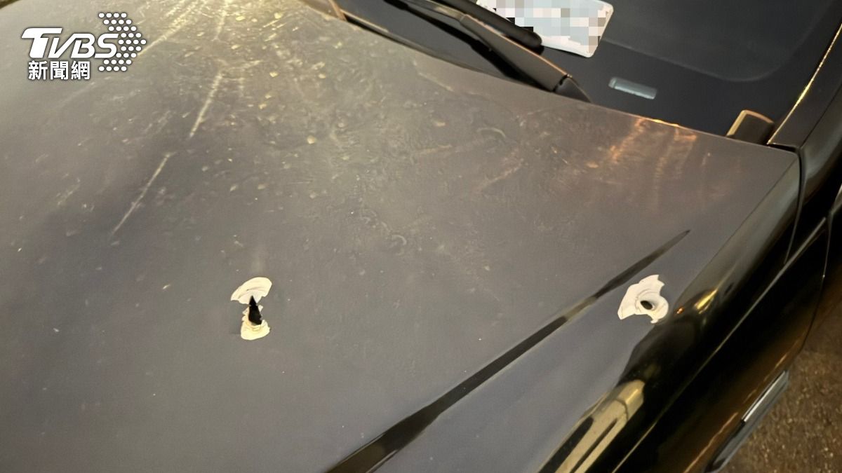 警方在台北市濱江街外的河濱停車場發現車輛,上面還有彈孔及繳費單。(圖/TVBS)