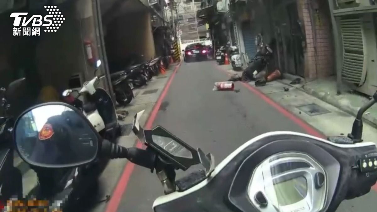 陳男心虛加速逃逸,沿途還撞倒雜物。(圖/TVBS)