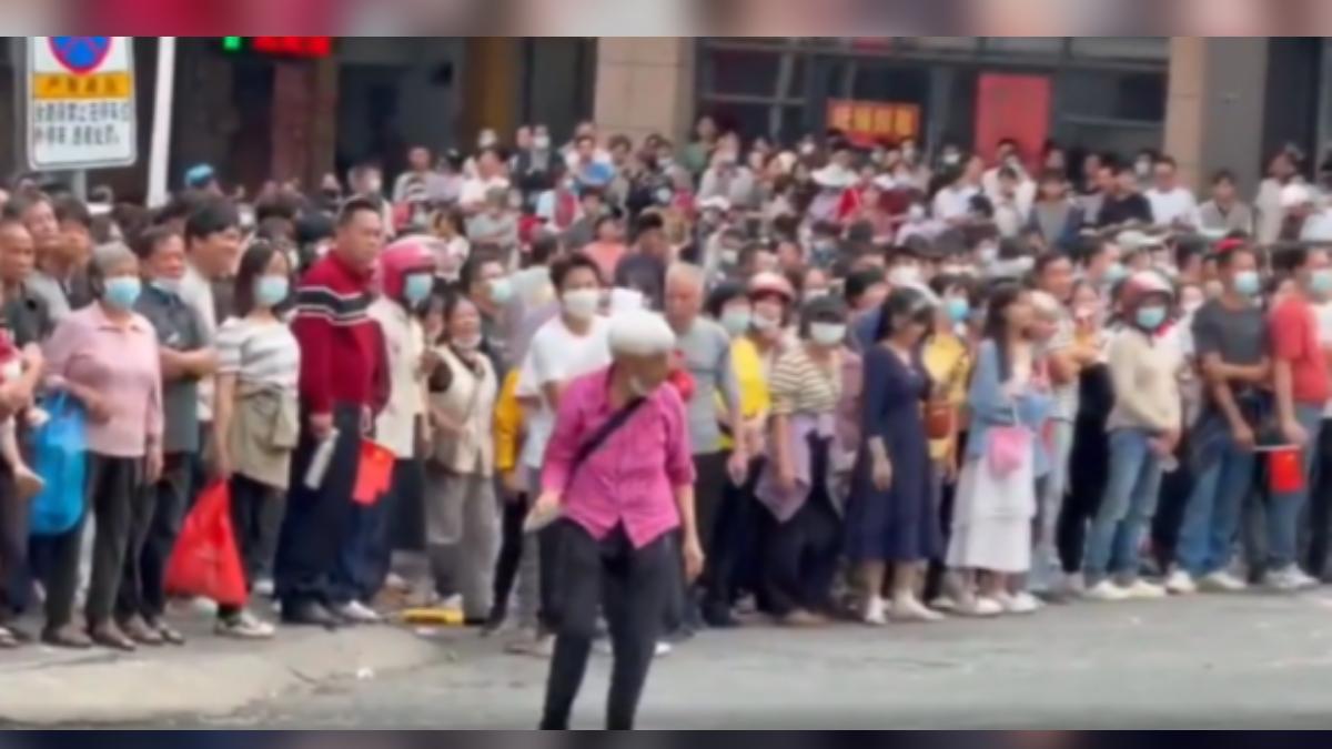 不滿政府假借修路徵地,卻在住家附近蓋火葬場,大陸廣東省茂名、信宜兩地爆發大規模抗爭。(圖/網路)