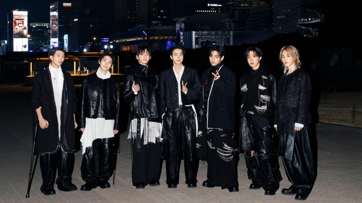南韓流行音樂天團防彈少年團BTS21日在首爾光化門廣場舉辦回歸秀。(圖/翻攝@bts_bighit)