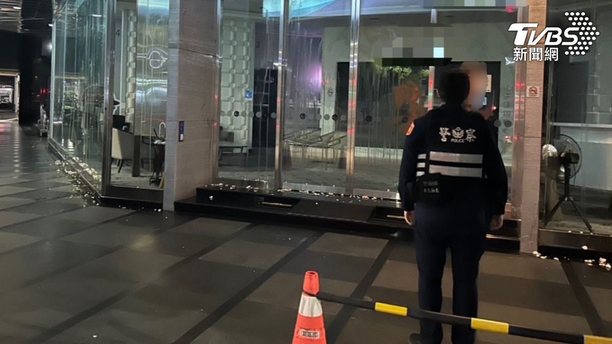 高雄苓雅區一間保險公司大門,22號凌晨一點半左右,不滿業者的保險理賠,半夜砸雞蛋抗議(圖/TVBS)