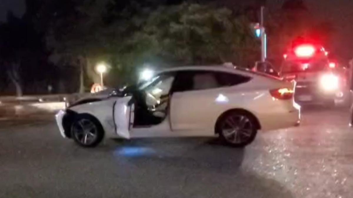 19歲男駕駛BMW轎車闖紅燈,於監察院前高速衝撞計程車。(圖/翻攝畫面)