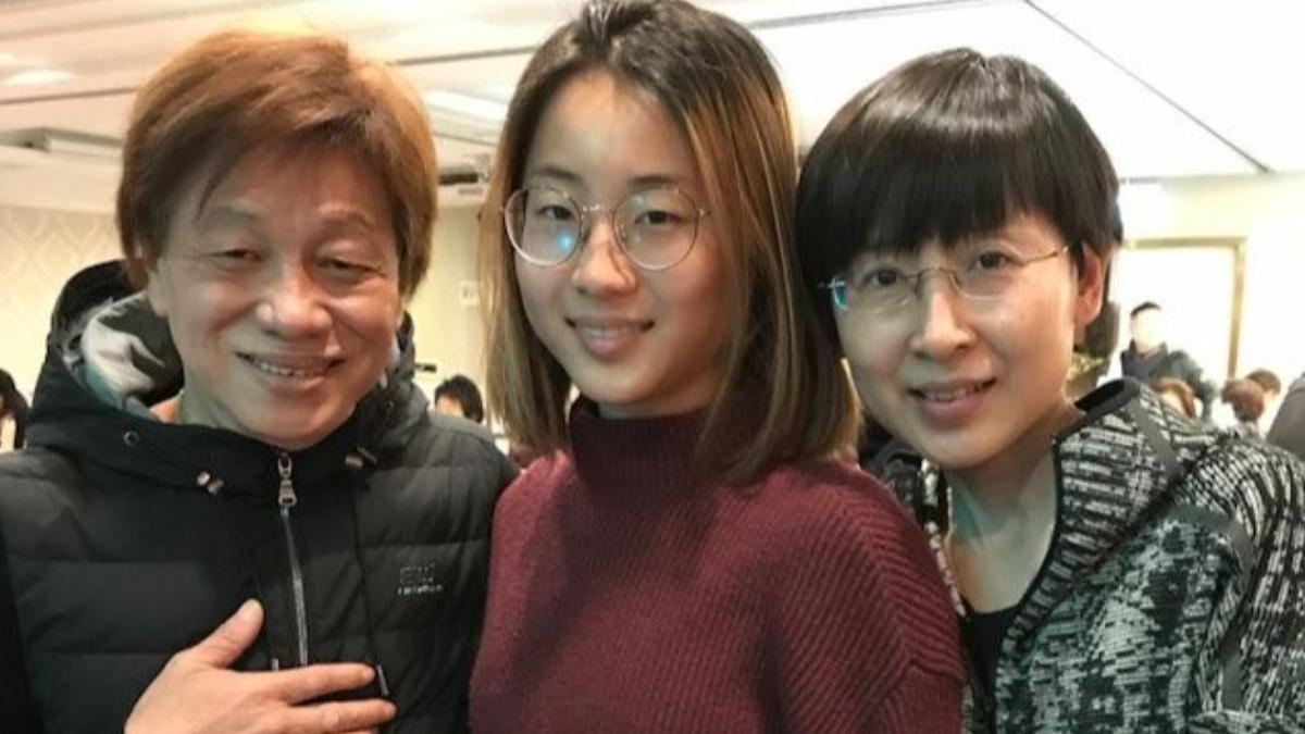 資深媒體人汪曼玲曾發出梁小龍與女兒、老婆宋驤的合影。(圖/翻攝自微博)