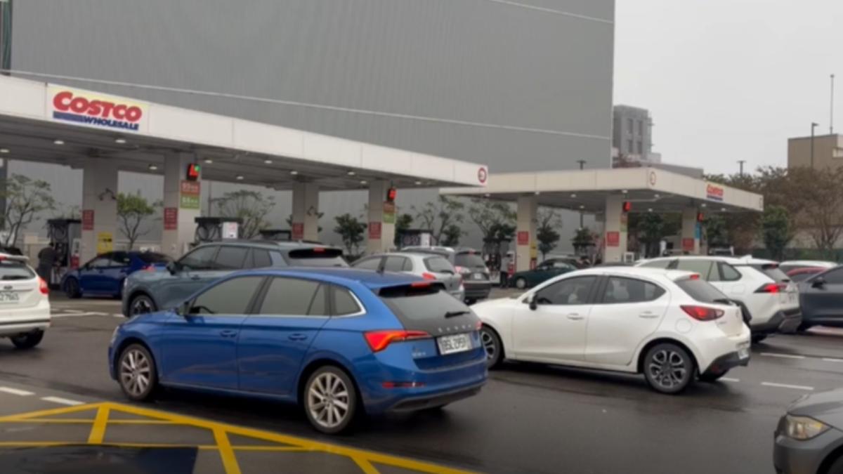 油價漲價前夕，美式賣場的停車場一大早就排起長長車龍。（圖／TVBS）