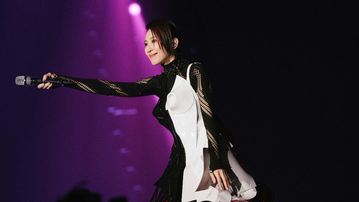 金曲歌后胸前「兩座高峰」全被看！苦笑：但是有點空