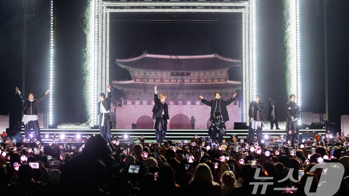 BTS全員退伍後首次以完全體形式公開表演。(圖/news1提供)