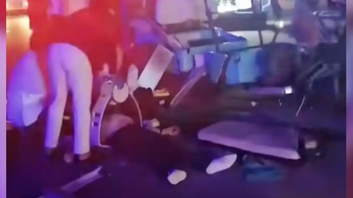 大陸海南觀光景點陵水縣發生交通事故，一輛電動觀光代步車遭猛烈撞擊，’釀成2死5傷。（圖／網路）