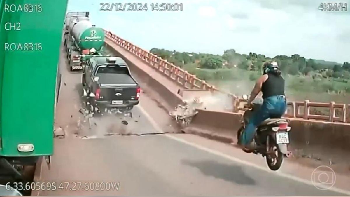行車紀錄器捕捉到大橋瞬間倒榻，車輛閃避不及掉到橋下的畫面。（圖／翻攝Ｘ＠jornalnacional）