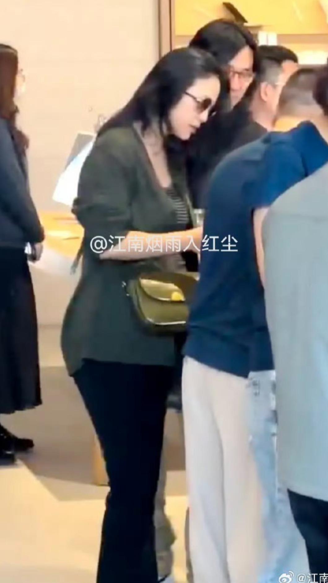 湯唯逛街的身形些微圓潤。(圖/翻攝自微博)