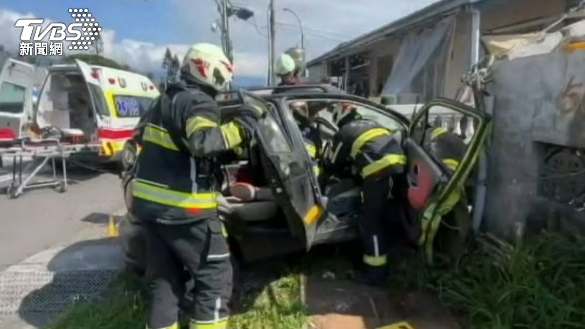 台東7旬翁自撞,車頭全毀「卡死駕駛座」。(圖/TVBS)