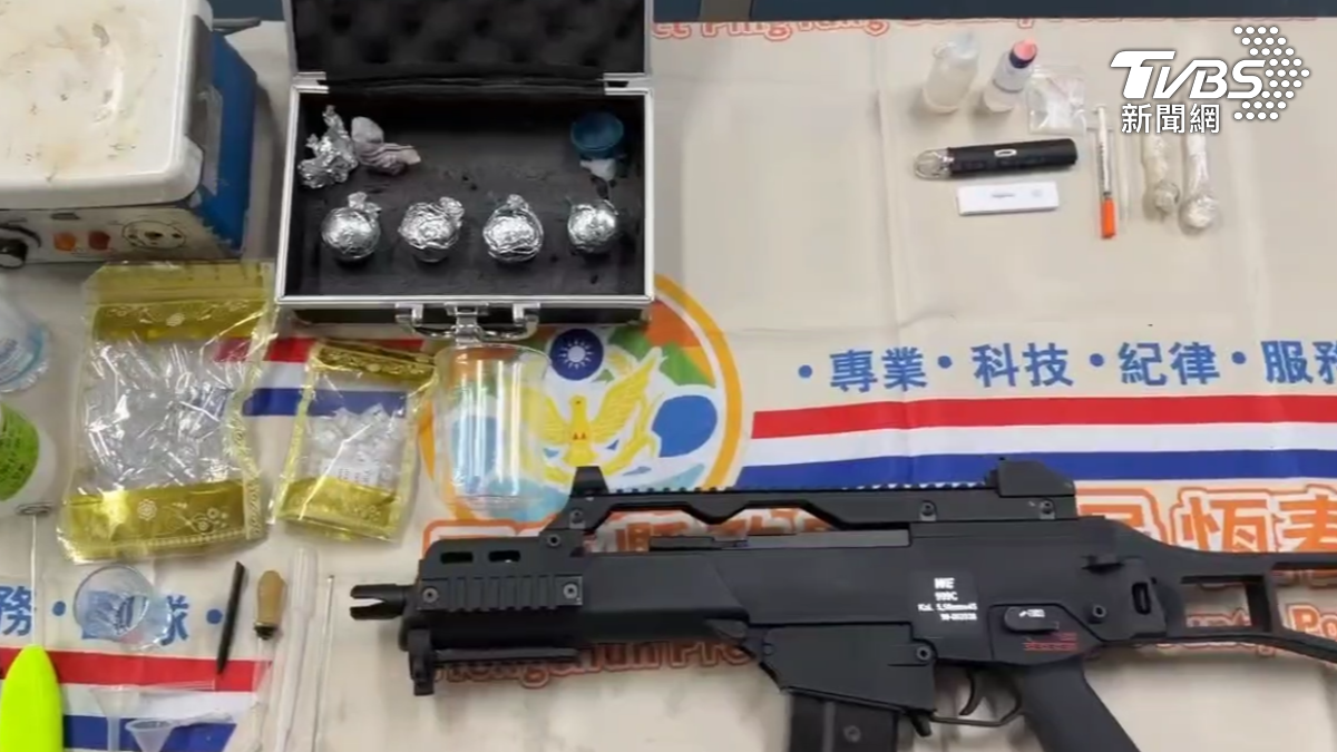 毒販甚至備有空氣衝鋒槍及四顆爆裂物，目的是防止警方上門查緝及遭遇黑吃黑情況。（圖／TVBS）