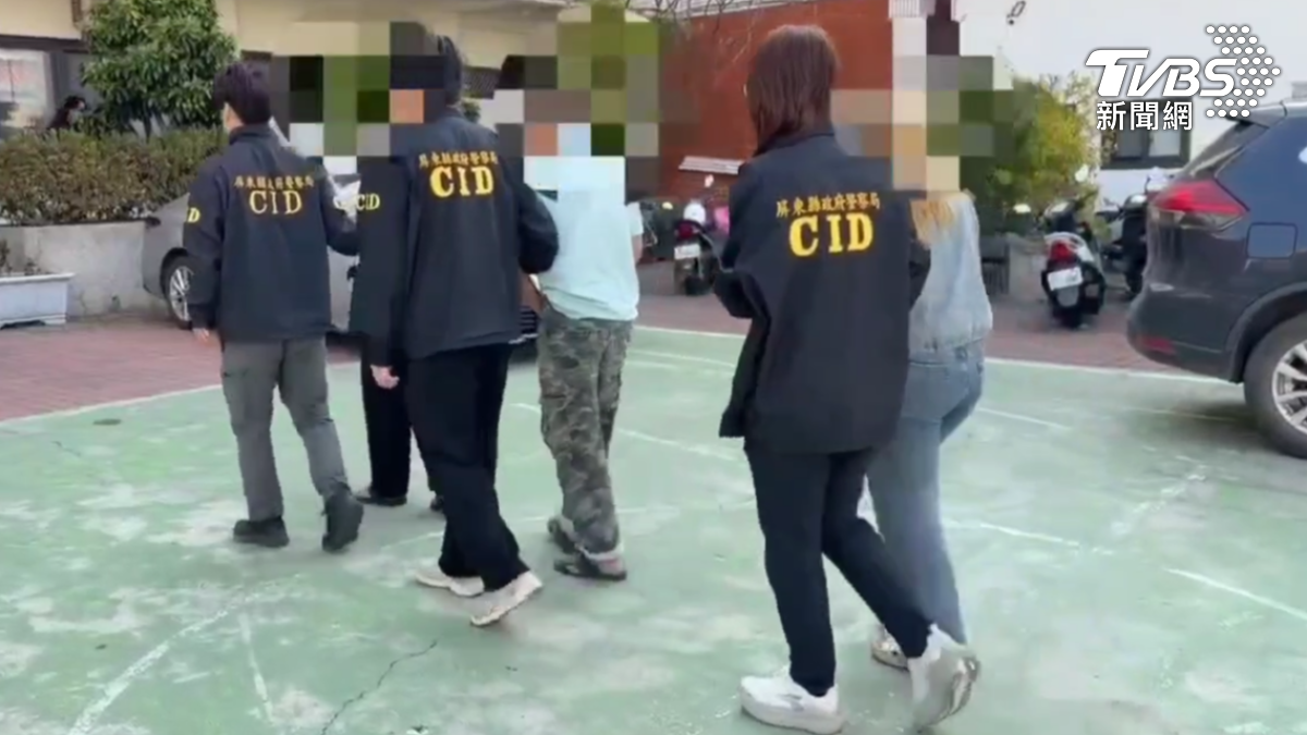 除了兩名主嫌被帶回警局外，一名金髮女租客因向他們購買毒品食用，同樣遭警方當場逮捕。（圖／TVBS）