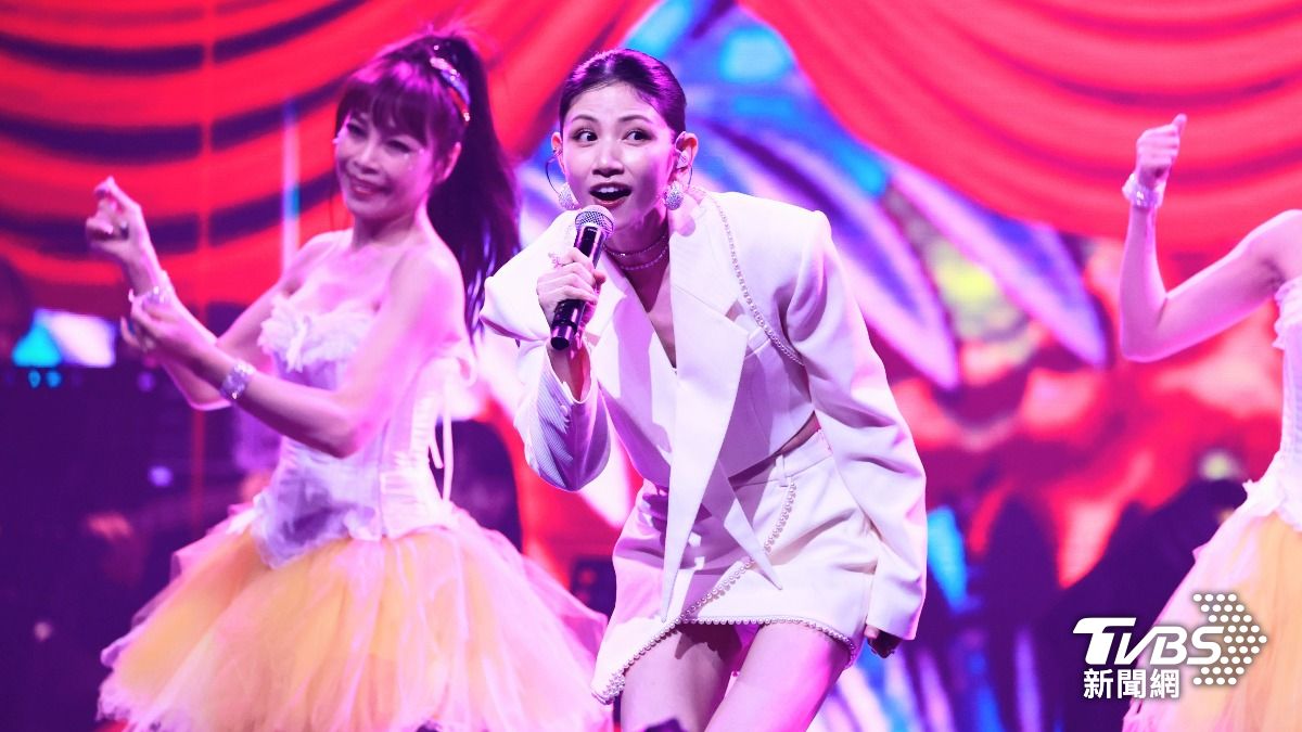 李千娜登台演出。(圖/趙世平攝)
